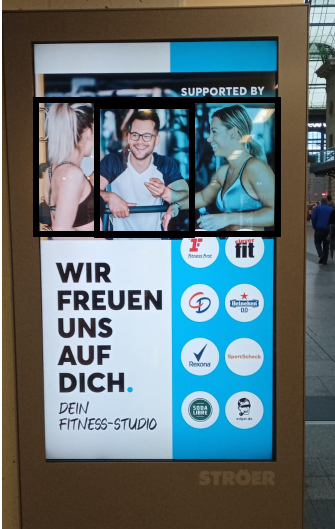 Foto eines Werbeplakates mit Planimetrielinien und dem Titel "Wir freuen uns auf dich. Dein Fitness-Studio". Im Vordergrund unterhalten sich in einem Fitness-Studio zwei leicht bekleidete Frauen mit einem Mann.