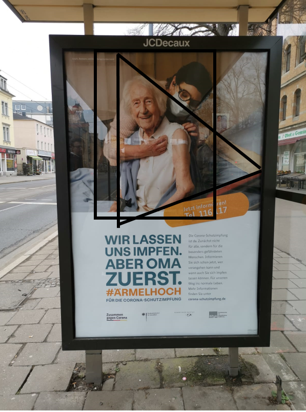 Werbeplakat an einer Haltestelle mit Planimetrielinien zeigt eine ältere Frau, die geimpft wurde mit dem Titel "Wir lassen uns impfen. Aber Oma zuerst. Ärmelhoch