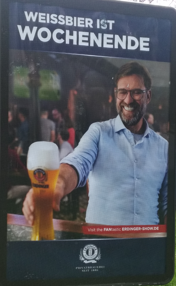 Werbeplakat der Marke Erdinger mit dem Titel "Weissbier ist Wochenende"