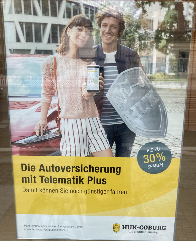 Werbeplakat von HUK-Coburg mit dem Titel "Die Autoversicherung mit Telematik Plus
