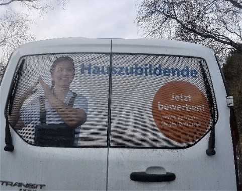 Bild eines Werbeaufdrucks auf einem Auto mit dem Titel "Hauszubildende"