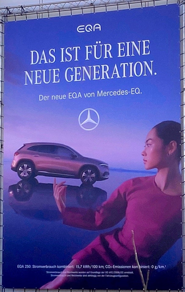 Werbeplakat von Mercedes Benz mit dem Titel "Das ist für eine neue Generation."