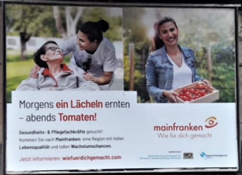Bild eines Plakates mit einer Pflegekraft und einer älteren Frau links und die Pflegekraft mit einem Korb Tomaten rechts mit dem Titel "Morgens ein Lächeln ernten - abends Tomaten!"