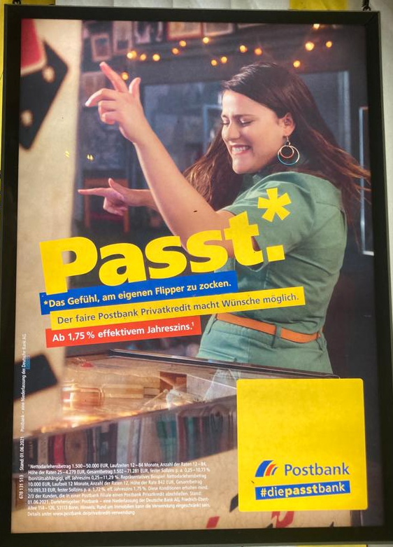 Werbeplakat der Post Bank mit dem Titel "Passt.*"