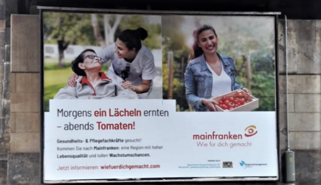 Bild eines Plakates mit einer Pflegekraft und einer älteren Frau links und die Pflegekraft mit einem Korb Tomaten rechts mit dem Titel "Morgens ein Lächeln ernten - abends Tomaten!"