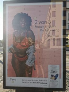 Werbeplakat von Dove mit dem Titel "2 von 3 Frauen erleben Bodyshaming"