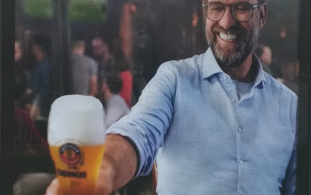 Werbeplakat der Marke Erdinger mit dem Titel "Weissbier ist Wochenende"