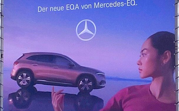 Werbeplakat von Mercedes Benz mit dem Titel "Das ist für eine neue Generation."