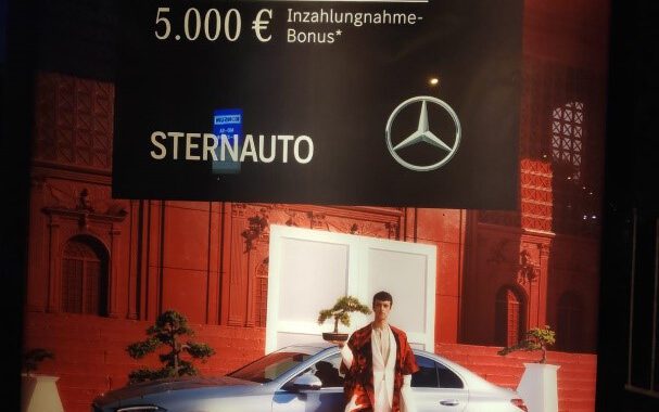 Werbeplakat von Mercedes Benz mit dem Titel "Die neue C-Klasse".