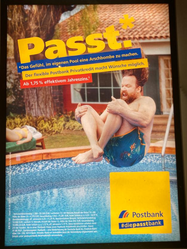 Werbeplakat der Postbank mit dem Titel "Passt.*"