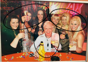 Werbeplakat mit Planimetrielinien der Bar "Klax" mit einem Mann in der Mitte und vielen Frauen um ihn herum