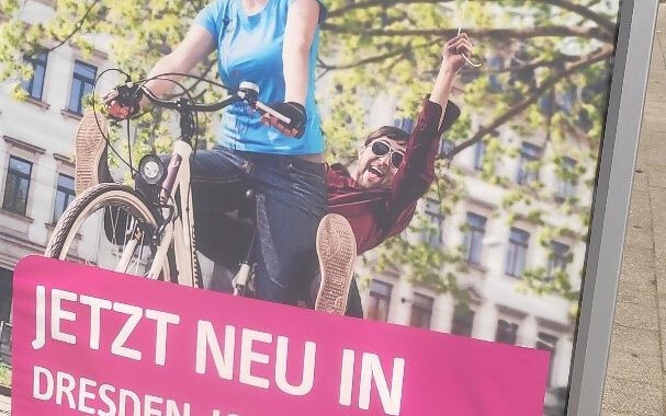 Werbeplakat von Little John Bikes mit dem Titel "Ihr neuer Fahrradexperte. Jetzt neu in Dresden-Johannstadt."