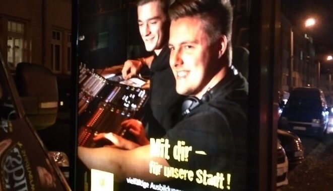Bild eines Werbeplakats mit zwei jungen Männern an einem Mischpult und dem Titel "Ausbildung bei der Stadtverwaltung"