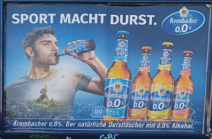 Werbeplakat der Marke Krombacher Alkoholfrei mit einem Mann