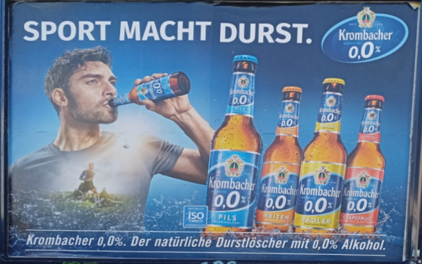 Werbeplakat der Marke Krombacher Alkoholfrei mit einem Mann