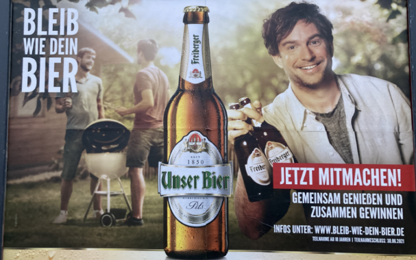 Werbeplakat für die Biermarke Freiberger mit dem Titel "Bleib wie dein Bier".