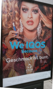 Werbeplakate der Firma IQOS mit dem Titel "We IQOS Because Geschmack ist bunt"