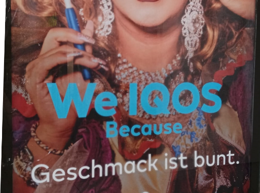 Werbeplakate der Firma IQOS mit dem Titel "We IQOS Because Geschmack ist bunt"