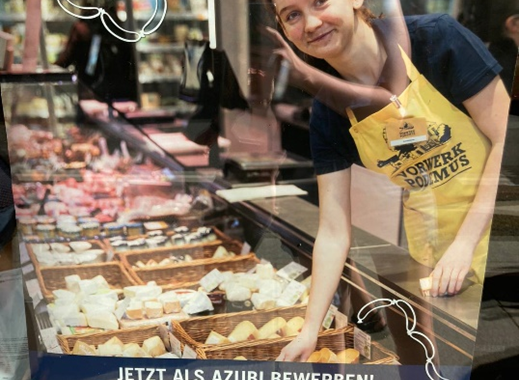 Bild eines Werbeplakates mit einer Frau hinter einer Wursttheke und dem Titel "Unsere Theken brauchen dich. Jetzt als Azubi bewerben!"