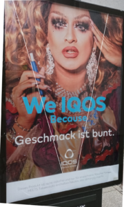 Werbeplakat mit Planimetrielinien der Firma IQOS mit dem Titel "We IQOS Because Geschmack ist bunt"