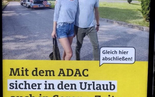 Werbeplakat des ADAC mit dem Titel "Mit dem ADAC sicher in den Urlaub auch in Corona-Zeiten."