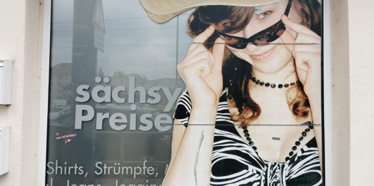 Werbeplakat für Kleidung mit dem Titel "Sächsy Preise"