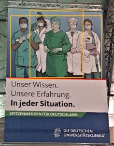 Foto eines Werbeplakates mit Planimetrielinien mit fünf in der Medizin tätigen Personen und dem Titel "Unser Wissen. Unsere Erfahrung. In jeder Situation."