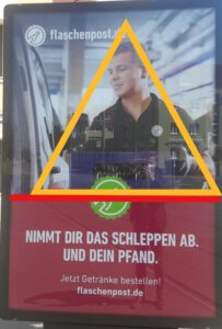 Werbeplakat von Flaschenpost mit Planimetrielinien.de auf dem ein junger Mann eine Getränkekiste in ein Fahrzeug läd.