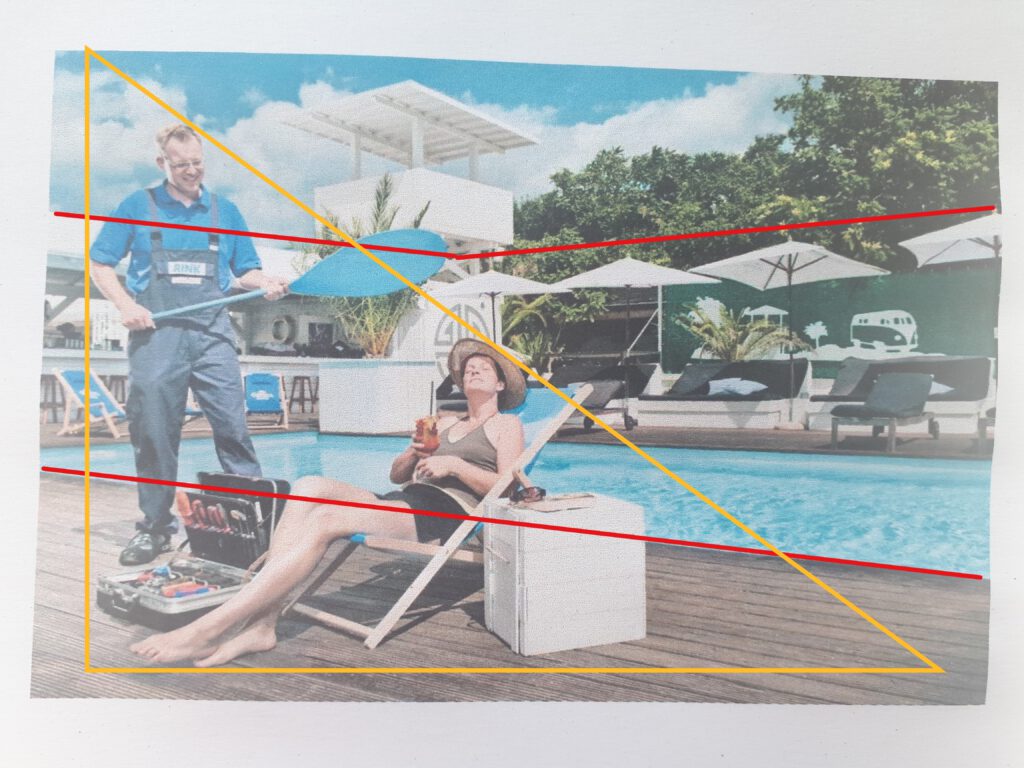 Bild mit Planimetrielinien miteiner Frau vor einem Pool, die sich von einem Mann in Latzhose und Luft zufächern lässt.